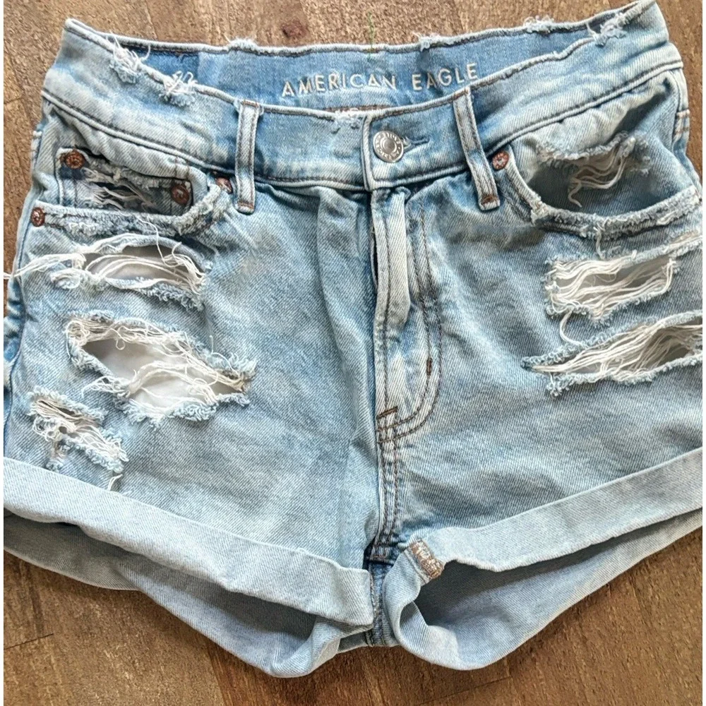 American Eagle Ladies Strigid Relaxed Short Distressed Jean Shorts Size 000